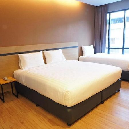 Sans Hotel Ratchaburi Exterior foto