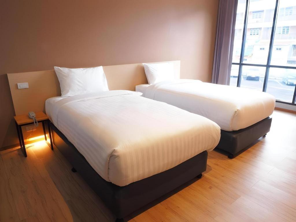 Sans Hotel Ratchaburi Exterior foto